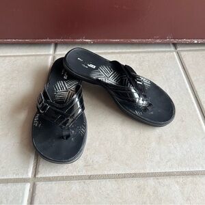 Clarks Cloudsteppers Black Patent Thong Sandals Size 6